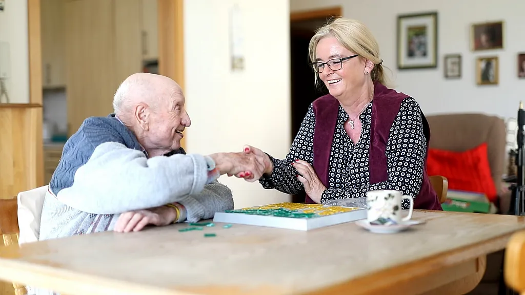 Ein Senior und die von ihm ausgewählte Pflegekraft