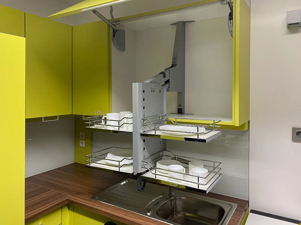 Ein barrierefreier Küchenschrank in einer altersgerechten Wohnung