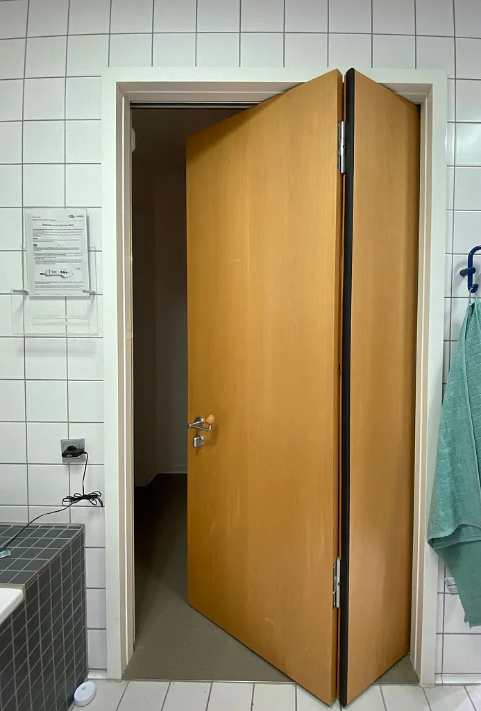 Eine barrierefreie Tür die von Rollstuhlfahrern genutzt werden kann in einer seniorengerechten Wohnung
